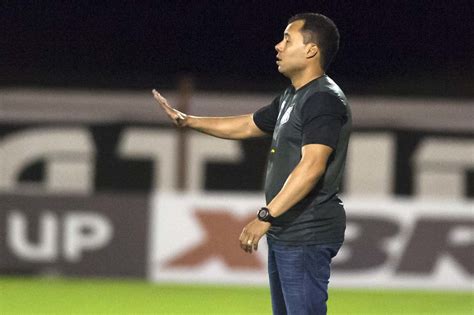 Após cobranças da torcida Goiás contrata técnico passagens por