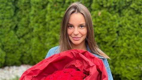 Ona Jakuba Rze Niczaka Pozuje W Sk Pym Bikini Przy Palmie Wyla Si Na Ni Hejt Teraz B Dzie