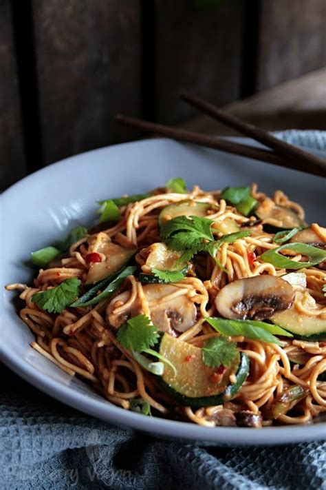 Asiatische Erdnuss Nudeln Mit Zucchini Und Champignons Rezept