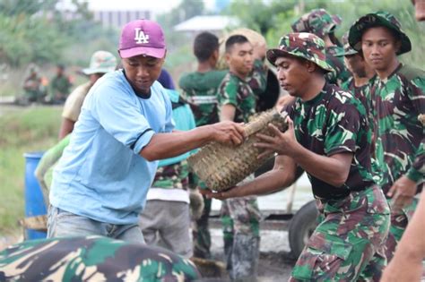 Perbaiki Jalan Rusak Warga Desa Gulang Dan Prajurit Tni Gotong Royong