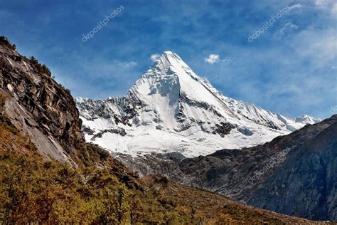 El Nevado Artesonraju Es Un Glaciar Peruano Ubicado En La Cordillera