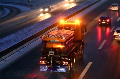 Heftiger Schneefall Sorgt F R Chaos Auf Autobahnen In Westdeutschland