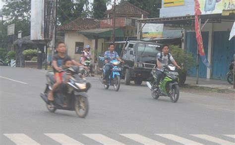 Pengendara Motor Tanpa Helm Show Di Jalan Raya Martapura Sripoku