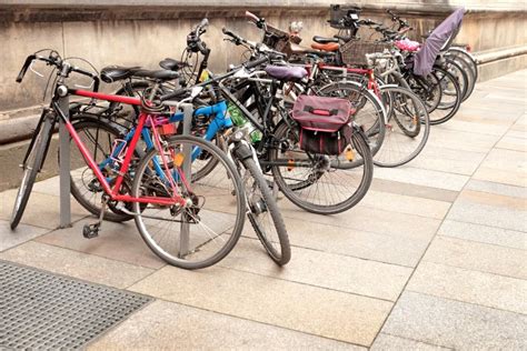 Estacionamento Para Bicicletas Na Rua Da Cidade Imagem De Stock