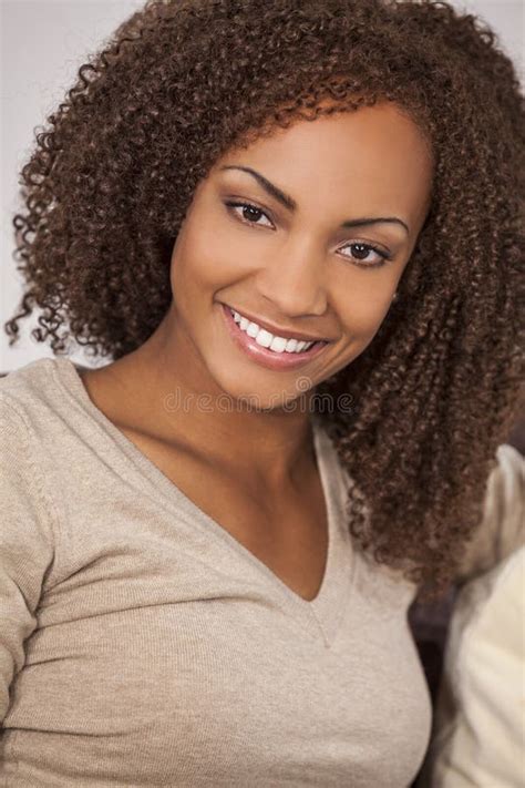 Belle Fille D Afro américain De Chemin Mélangé Photo stock Image du