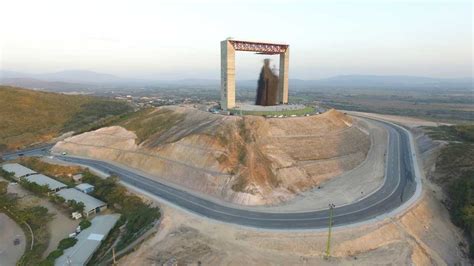 El Monumento Manto de María Divina Pastora ilumina desde las alturas al