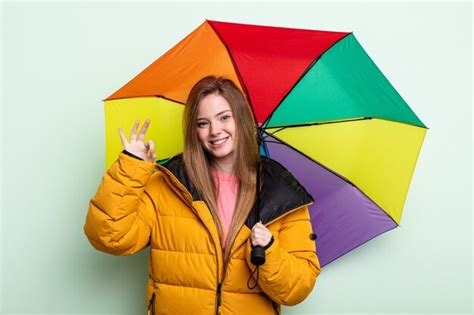 Mulher Ruiva Se Sentindo Feliz Mostrando Aprova O Gesto Bem