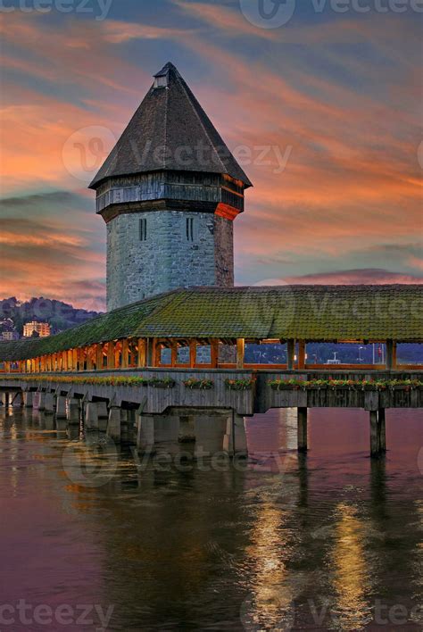 el famoso capilla puente llamado kapellbrücke lucerna lago Lucerna