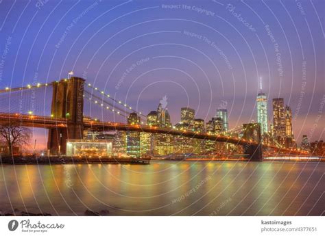 Detail der Brooklyn Brücke bei bedecktem Himmel ein lizenzfreies