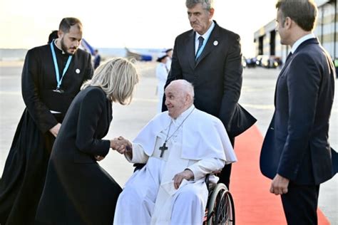 Photo Le pape François Emmanuel Macron et sa femme Brigitte lors de