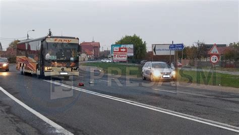 FOTO VIDEO Accident în Satu Mare Un autobuz a lovit o mașină pe B