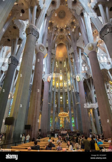 Interior De La Bas Lica De La Sagrada Familia Dise Ada Por Antoni