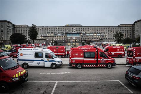 Fotogaleria Filas de ambulâncias no maior hospital do país onde