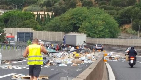 Camion Perde Il Carico E Travolge Un Auto Morti Mamma E Figlio