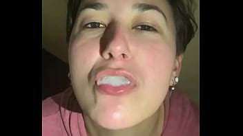 Cerdo sucio traga semen en el baño XVIDEOS
