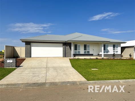 18 Wyoming Avenue Gobbagombalin Nsw 2650 House For Rent Domain