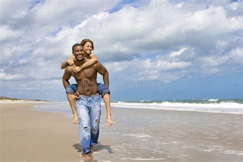 Dois Homem Gay Na Praia Foto De Stock Imagem De Relacionamento