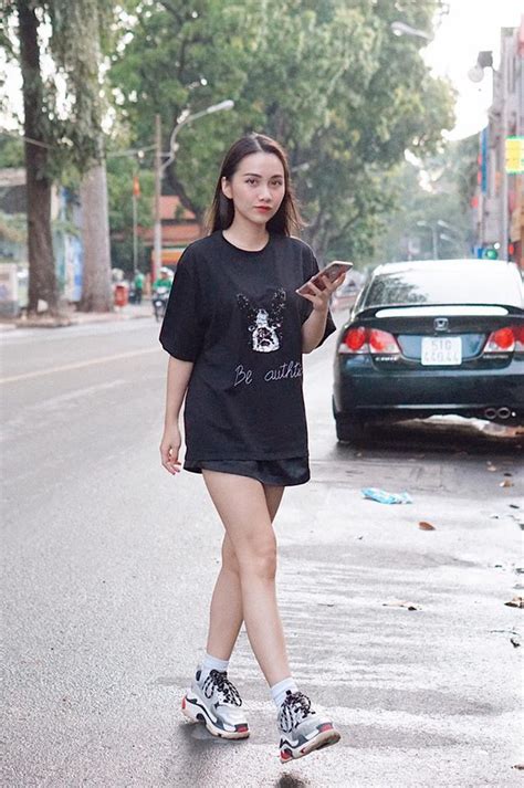 Street Style Hot Mom Heo Mi Nhon Khoe T C M I Huy N Lizzie C C Tr Xinh Khi Di N I V I Con