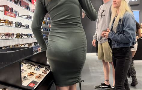Gorgeous Curvy Brunette In Tight Dress W Vpl Ass Forum