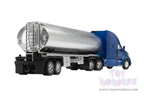 New Ray Long Haul Trucker Kenworth® T700 Oil Tanker 132 Scale