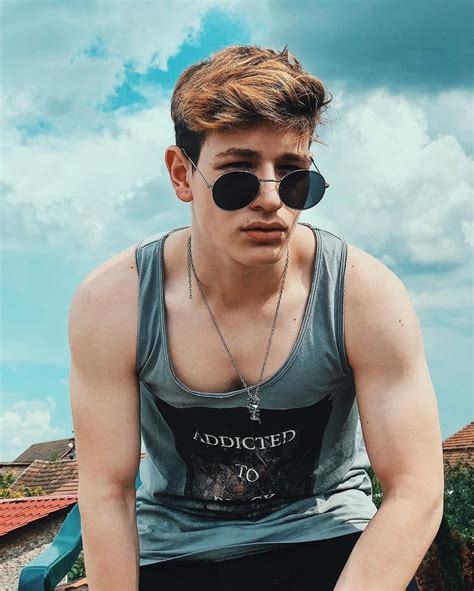 Pin by Aran on Naplab | Round sunglass men, Human, Celebrities