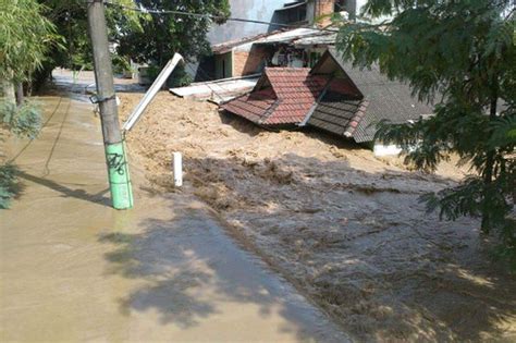 Tanggul Jebol Perumahan Di Bekasi Terendam Banjir Meter