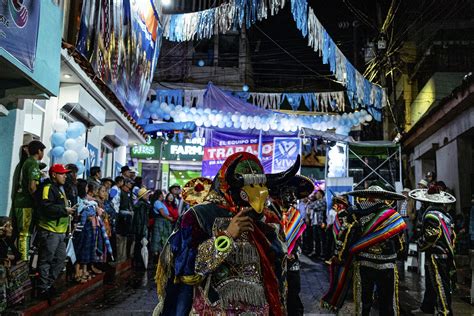 La fiesta política de San Pedro La Laguna puro confeti y pirotecnia