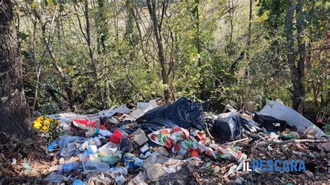 Rifiuti Abbandonati In Strada Colle Pizzuto La Denuncia Di Un