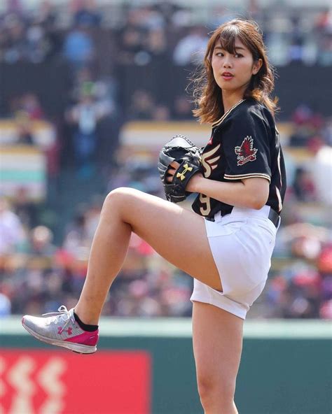 楽天日本ハム戦 始球式を行う稲村亜美photo by Kiyokatsu SaSaki2017 04 16 稲村亜美 始球式 東北楽天