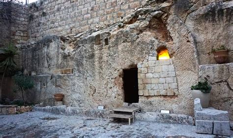 Cristãos cantam em frente à tumba vazia de Jesus em Israel Aleluia