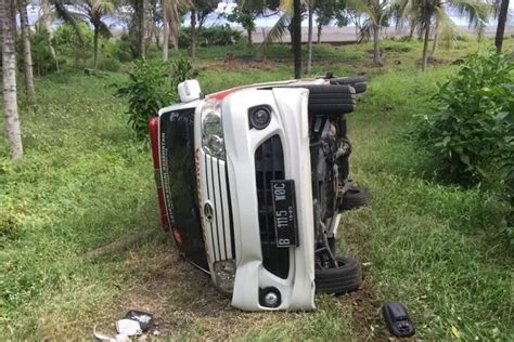 Tabrakan Dengan Mobil Boks Ambulans Terguling Denpost