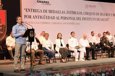 Entrega Rutilio Escand N Medallas Est Mulos Y Reconocimientos Por