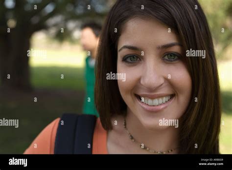 Jeune Fille De 16 Ans Aux Yeux Marrons Banque De Photographies Et D