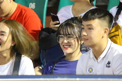 Quang Hải tình cảm với bạn gái hot girl bật khóc vì TP HCM thua đậm