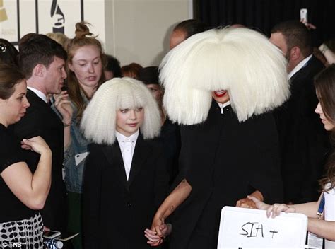 Sia Furler Makes A Bizarre Entrange At The Grammy Awards Daily Mail