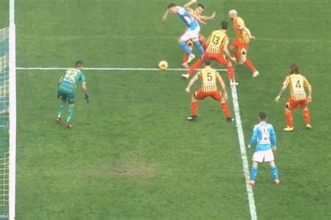 Moviola Napoli Lecce perché l arbitro non dà rigore su Milik e non va