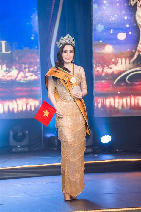 Phan Kim Oanh đăng quang Mrs Grand International 2022