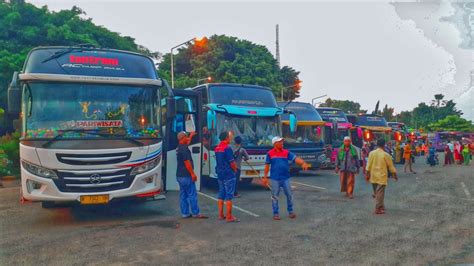 Menjelang Magrib Parkiran Bus Sunan Bonang Di Serbu Peziarah Bus