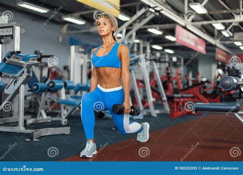 Jeune Fille Sexy Blonde Faisant La Posture Accroupie Image Stock Image Du Charmer Personne