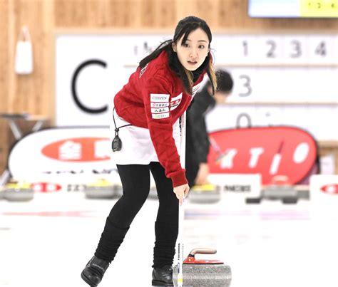 藤沢五月、白色の膝上スカートで初戦快勝「すごくいい入りができた」 カーリング混合日本選手権 スポーツ報知