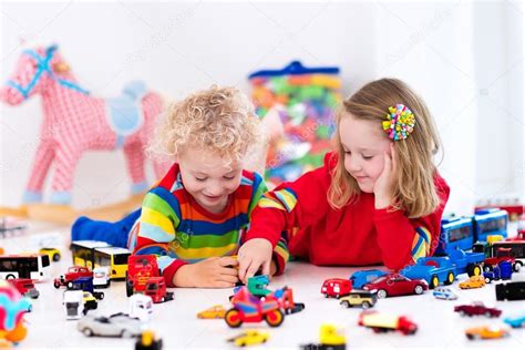 Niños Jugando Con Coches De Juguete 2023