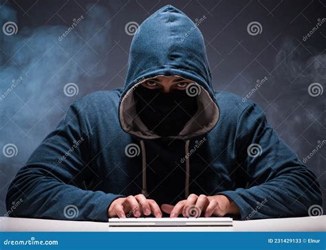 Hacker Do Computador Trabalhando Na Sala Escura Imagem De Stock