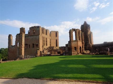 abandon ruins of Kenilworth Castle, England | British castles ...