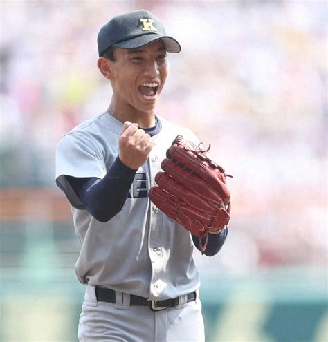 ＜慶応・土浦日大＞完封勝利で決勝進出を決め、笑顔でガッツポーズの慶応・小宅（撮影・北條 貴史） ― スポニチ Sponichi Annex 野球