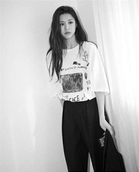 10 Style OOTD Go Yoon Jung, Cute Hingga Boyish, Simpel Chic