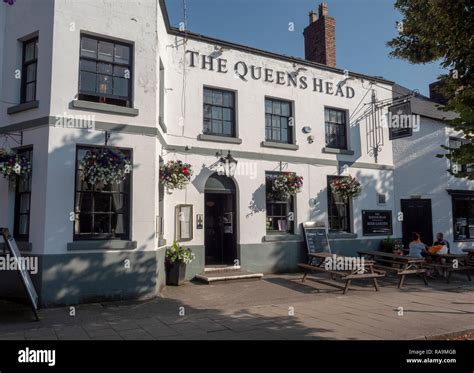 Old Queens Head Hi Res Stock Photography And Images Alamy