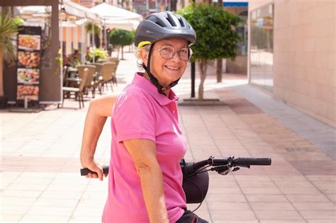 Retrato De Una Atractiva Y Sonriente Ciclista Senior Corriendo Con Una