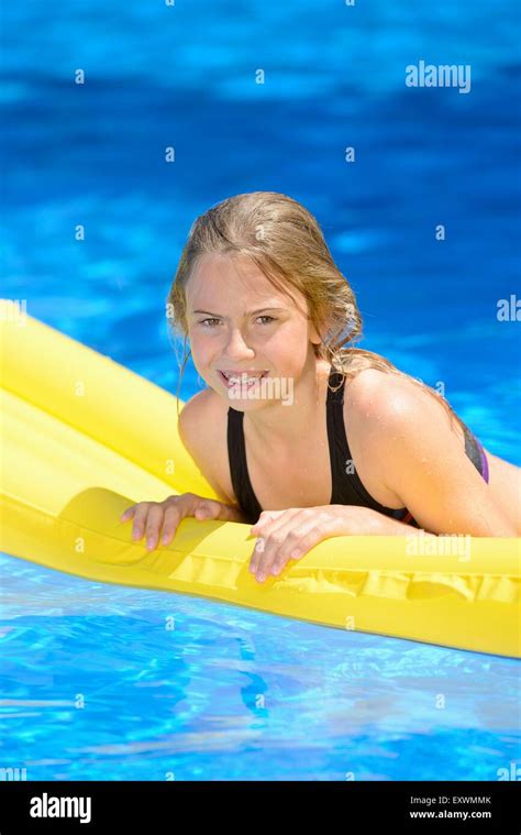 Mädchen Auf Einer Luftmatratze Im Freibad Stockfotografie Alamy