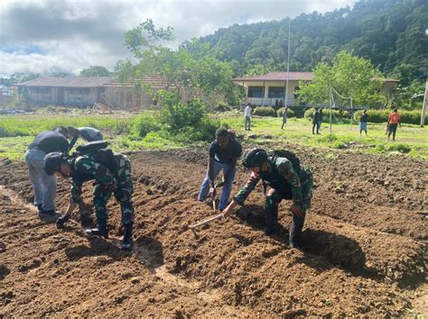 Kepedulian Kepada Siswa Satgas Pamtas Yonif Raider 142 KJ Ajarkan Cara