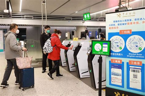 全面恢复内地与港澳人员往来首日，首批自香港入境旅客抵珠房产资讯房天下